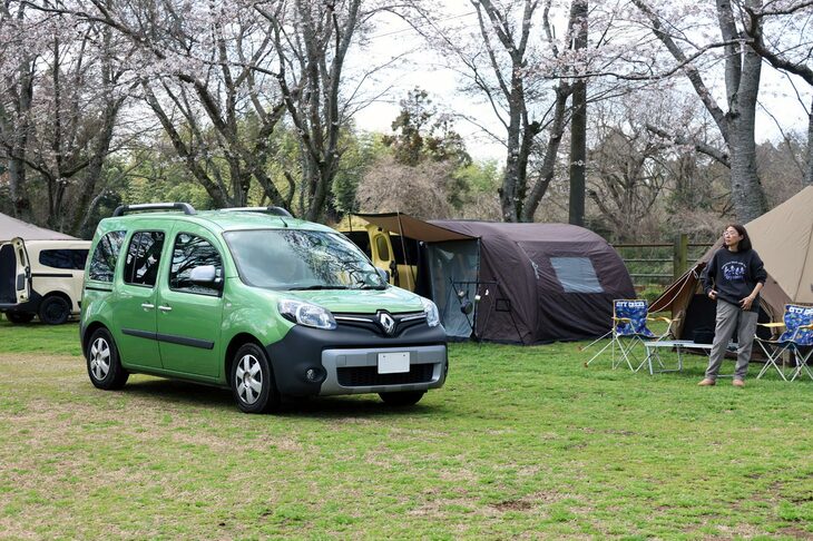初日12時のオープニングに向けて、続々と集結する参加者たちの「ルノー・カングー」。ポップなカラーリングは自然の中でもよく映える。カングーには歴代さまざまな緑系のカラーがあるが、写真（手前）は2014年発売の限定車「ペイサージュ」の「ヴェール カクトゥス メタリック」。シャンパーニュ地方のブドウの葉をイメージしたという色味が特徴だ。