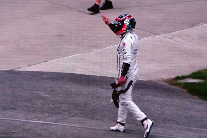 こちらは、元世界王者で現役F1トップドライバーのフェルナンド・アロンソ。今回のインディ500では、F1のモナコGPを欠場しての彼の参戦に注目が集まったが、残り21周でエンジントラブルのためにリタイアとなった（写真はリタイア直後の様子）。佐藤はレース前のアロンソとの会話で、「インディはそんなに甘くはないよ」と思ったという。アロンソは「トラフィックの中は怖いからとにかく先頭を走るよ」とコメント。先頭を走るとドラッグ（空気抵抗）も増え、燃費は大いに悪化し、レース運びで不利になるという先輩・佐藤からの助言に、元F1チャンピオンは「燃費はいいんだよ」と言い切ったとか。「そんなフェルナンドらしい走りに、観客も魅了されたと思います」と佐藤は語る。