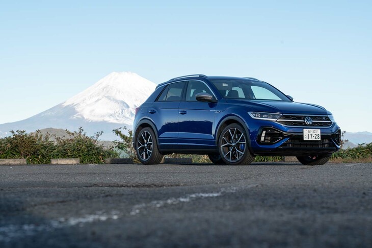 「R」専用デザインのフロントバンパーを装備。サイドのエアインテークまわりがブラックでコーディネートされる。