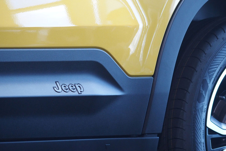 ジープ・アベンジャー ローンチエディション（ボディーサイドのエンブレム）