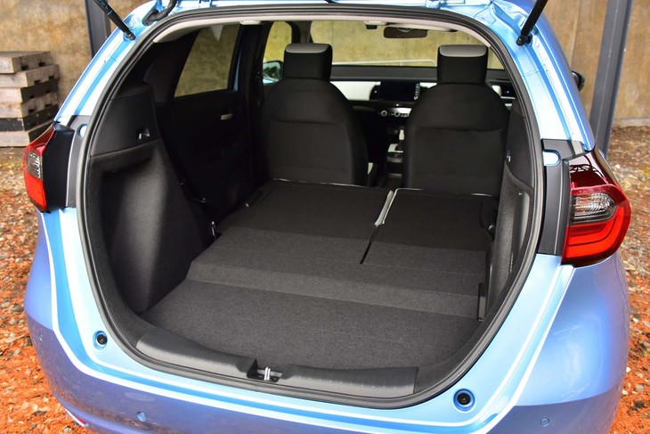 開口部が低く広々としたラゲッジスペースは先代譲り。後席の座面の厚みが増したため、背もたれを倒したときの床面が完全にフラットにはならなくなっている。