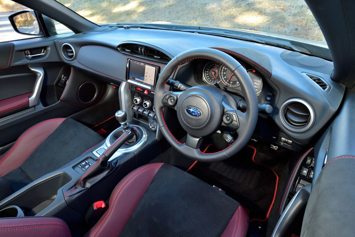 室内は黒をベースに「STI Sport」専用のテーマカラーであるボルドーが用いられている。