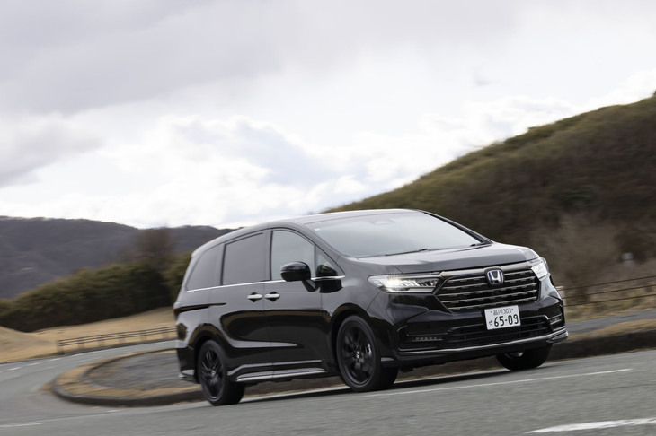 最新モデルではパワートレインを2リッターのハイブリッドに一本化。駆動用モーターは最高出力184PS、最大トルク315N・mを発生する。