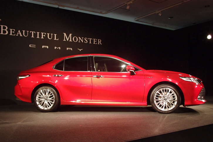 先代に比べ、全長は35mm、ホイールベースは50mmアップ。一方で全高は25mm低められている。