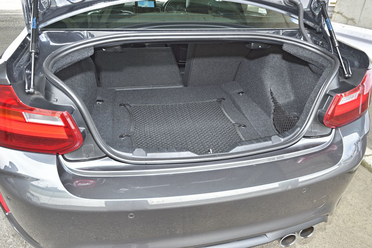 ラゲッジルームの容量は390リッター。後席には6：4の分割可倒機構が備わる。