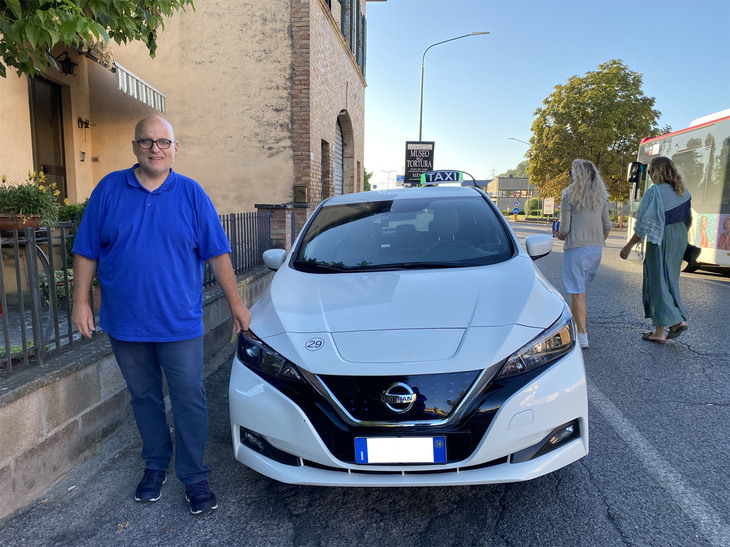 シエナのタクシードライバー、ジャンルーカ・ムッチャレッリさんと、彼の相棒である2018年式「日産リーフ」。2022年9月撮影。