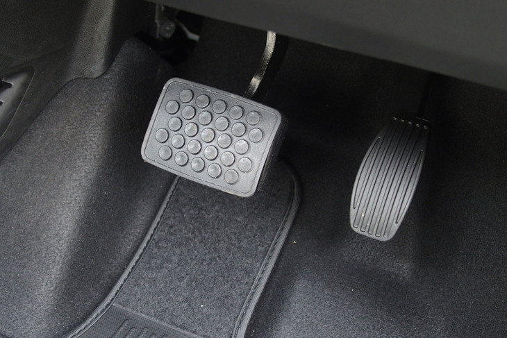 フィアット500eオープン（ペダル）