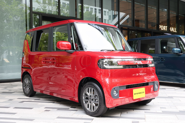 「ルビーレッド」のボディーカラーをまとった「BYDラッコ」。