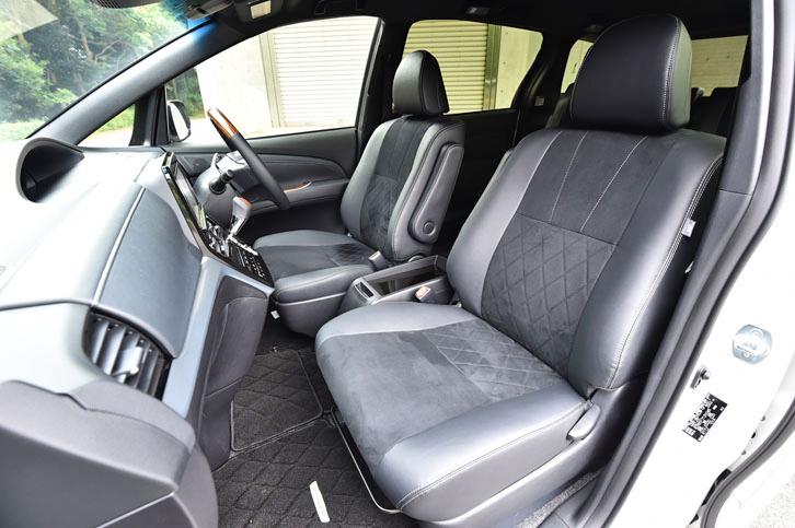 「エスティマ アエラス プレミアムG」の前席。表皮は、ブランノーブと名付けられたスエード調表皮と合成皮革とのコンビとなる。