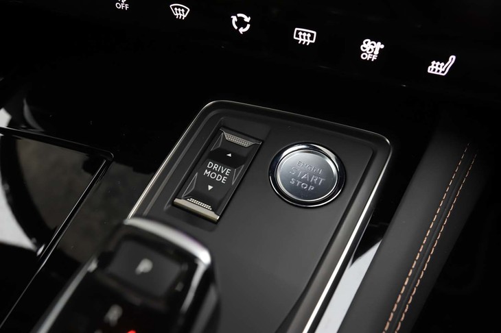 ドライブモードは「ノーマル」「コンフォート」「エコ」「スポーツ」の全4種類。エコモードではアクセルオフ時にクラッチを切り離して燃費を稼ぐ。