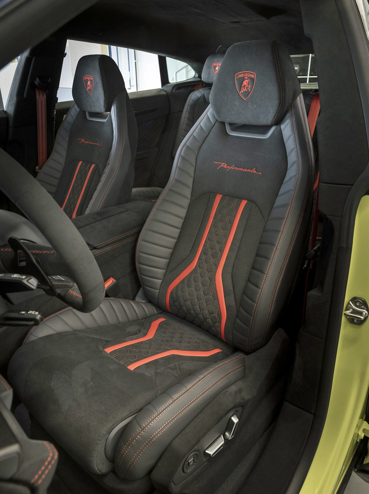 シートは「Performante」の刺しゅうをはじめ、ヤル気満々のデザイン。ただし、サイドサポートの高さは控えめで、乗降性や掛け心地にも配慮されている。