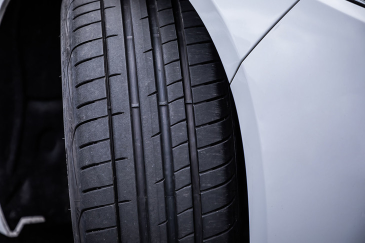 左右非対称のトレッドパターンデザインを採用。コーナリング時の接地面積を最大化させグリップ力を高める「パワーショルダーテクノロジー」と、ドライ走行を支えるアウターセクションにウエット走行を支えるセンターセグメント組み合わせた「デュアルプラステクノロジー」で、シーンや路面を選ばないパフォーマンスを実現したという。