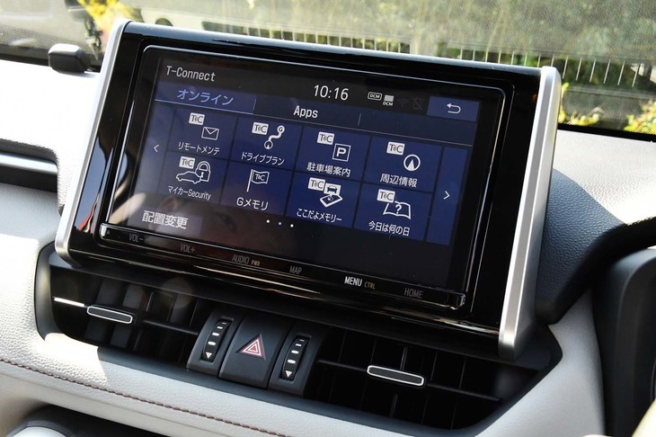 新型「RAV4」は全車、車載通信機DCMを装備。ドライブに役立つ情報提供や緊急時のオペレーター対応を含む“コネクティッドサービス”が3年間無料で利用できる。