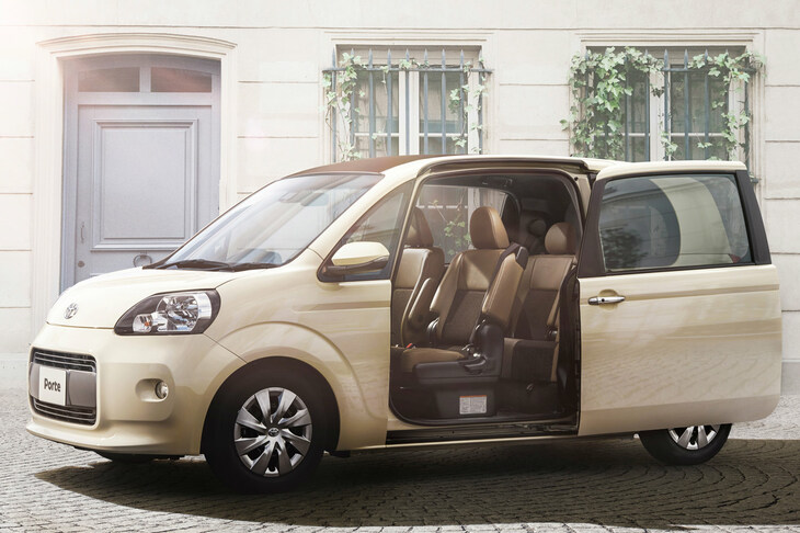 助手席側に大型スライドドアを備えた小型ハイトワゴンの「トヨタ・ポルテ」。運転席側のドアはヒンジ式で、初代は1枚、2代目（写真）は前後2枚だった。ちなみに、2代目には「スペイド」なる兄弟モデルも存在する。