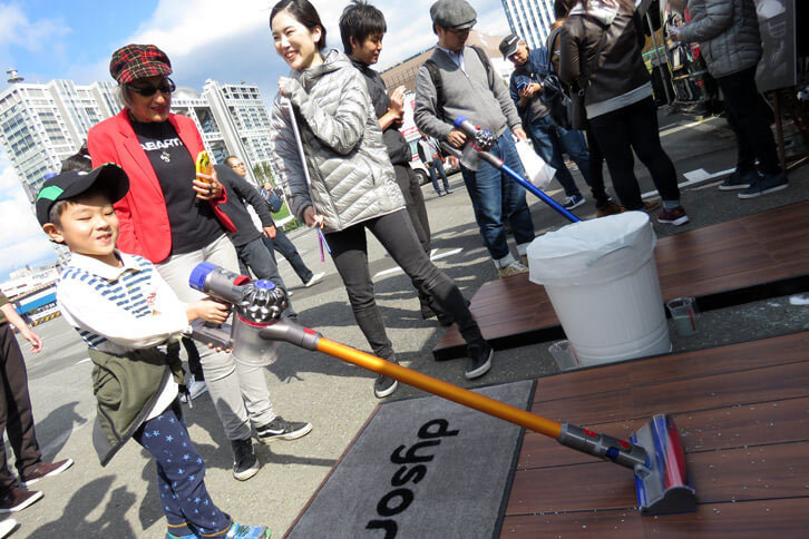 ダイソンのブースでは、実機を用いたデモンストレーションも行われた。