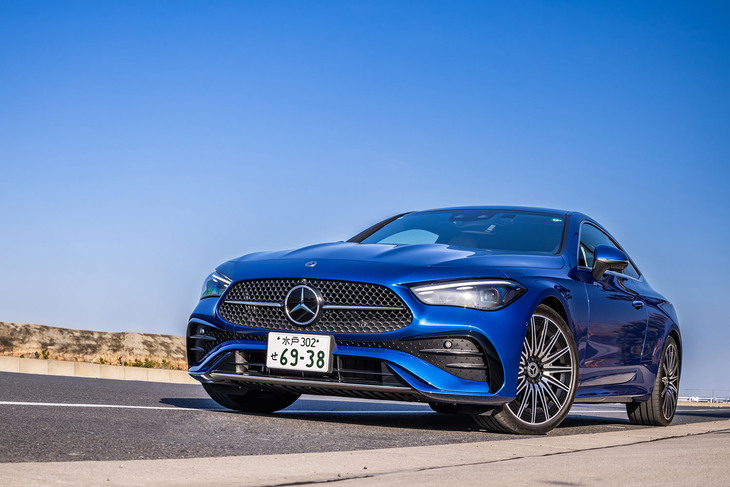 メルセデス・ベンツの 2 ドアクーペで伝統的に採用されるロングホイールベース、ショートオーバーハング、ロングボンネットのプロポーションを継承している。