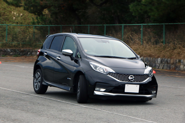 同乗試乗会で元気な走りを披露する、最新のオーテック車、「ノートe-POWERモード・プレミア」。