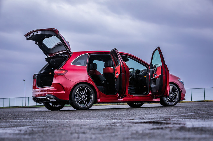 今回試乗した「B200d」は、オプションとして設定される「AMGラインパッケージ」装着車。ボディーサイズは全長が標準モデルよりも5mm長く、全高が15mm低い全長×全幅×全高＝4430×1795×1550mm、ホイールベースは2730mmとなる。