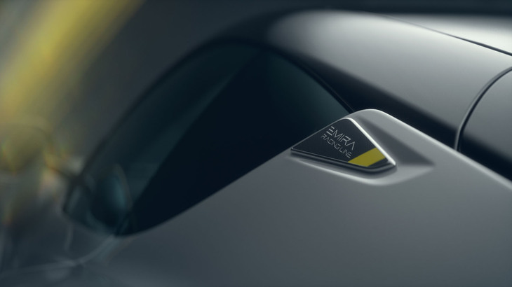 「エミーラ ターボSEレーシングライン」の専用バッジ。