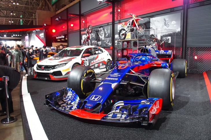 ホンダのパワーユニットを搭載しているF1マシン、「レッドブル・トロロッソホンダSTR13 #10」（手前）と、スーパー耐久シリーズに参戦しているシビックのTCRマシン「モデューロレーシングwith DOME #97」（奥）。