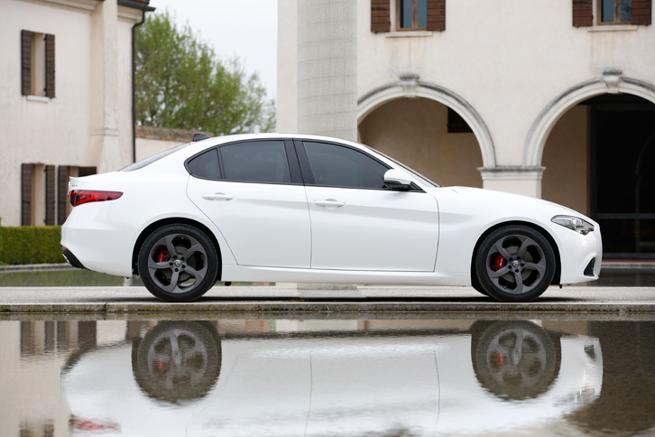 新型「ジュリア」のボディーサイズは全長×全幅×全高＝4643×1873×1436mm、ホイールベース＝2820mm。全長、全高、ホイールベースは「BMW 3シリーズ」とほぼ同じで、全幅だけが広く取られている。