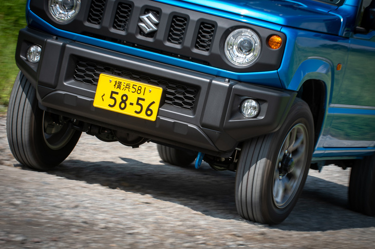 オフロード走行時に障害物との接触を防ぐため、フロントバンパーは左右端が斜めに切り上げられている。