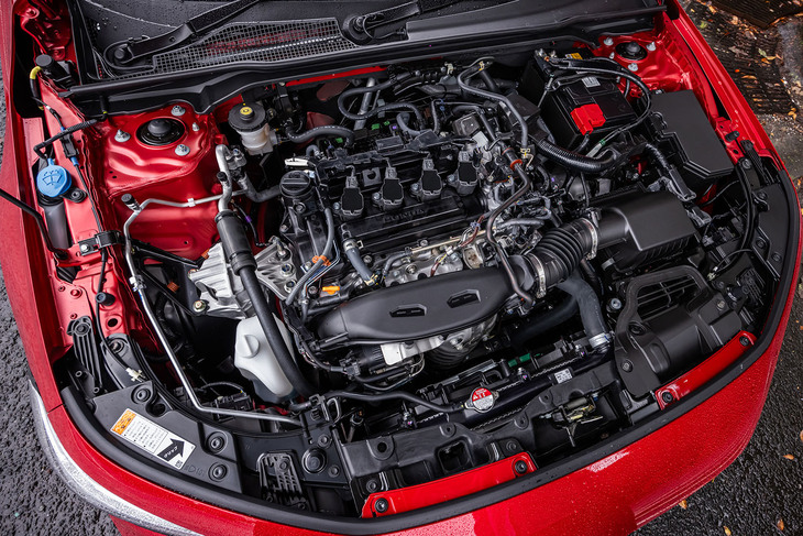 「シビックEX」のフロントに横置き搭載される1.5リッター直4直噴ターボエンジンは、「RS」と同じく最高出力182PS、最大トルク240N・mを発生。マニュアルモード付きCVTと組み合わされる。