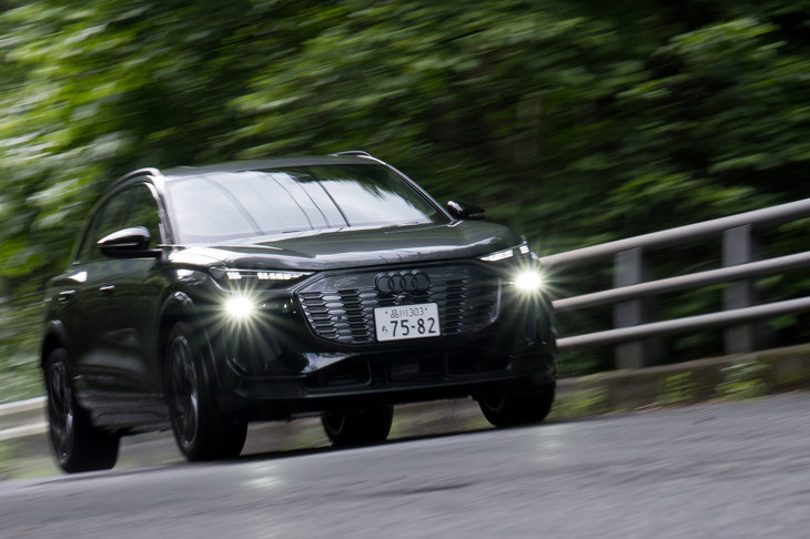 主要コンポーネントの大部分を「ポルシェ・マカン」と共用する「アウディQ6／SQ6 e-tron」だが、ポルシェがフロントモーターに同期電動機を使うのに対し、アウディでは引きずり抵抗を抑えるべく誘導電動機を採用。またリアモーターの搭載位置も、ポルシェが後軸より後ろに搭載するのに対し、アウディは後軸の前側に搭載している。