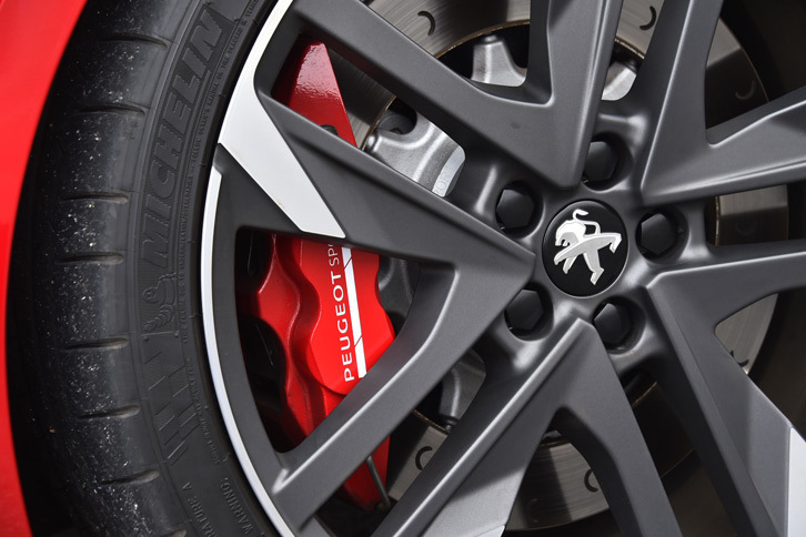 270ps仕様のフロントブレーキは、大径ディスクローターとPEUGEOT SPORT 4ピストンキャリパーの組み合わせとなる。