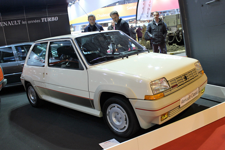 「ルノー5 GTターボ」（1986年）。2代目“シュペール・サンク”においては、初代で獲得したターボのイメージが積極的に活用された。フロントに搭載される1.4リッター直4＋ギャレット製T2ターボは、最高出力115ps/5750rpmを発生。最高速は201km/h。