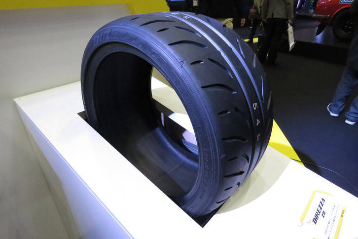 「ル・マンV」と同じく、2016年12月に発表されたスポーツタイヤ「DIREZZA Z III」。