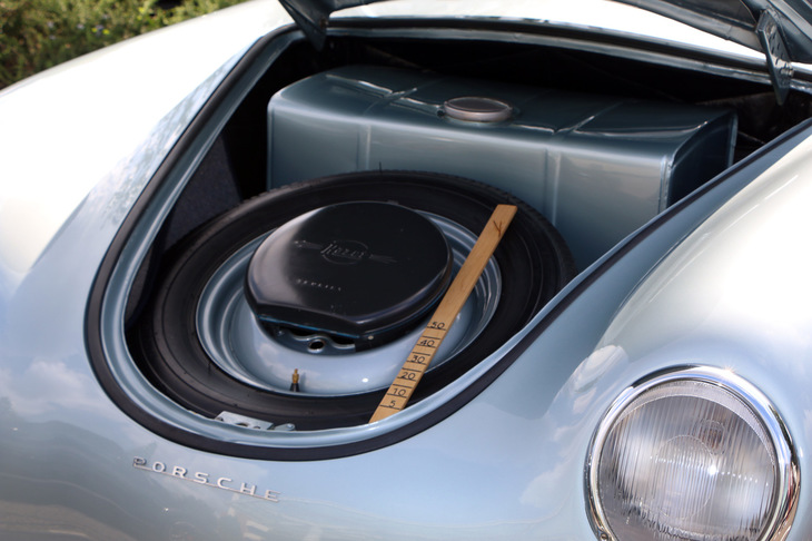 展示される「356クーペ」のトランクルームは、燃料タンクとスペアタイヤで満杯。後続車となる「911」では実用性がかなり高められていたことがよく分かる。