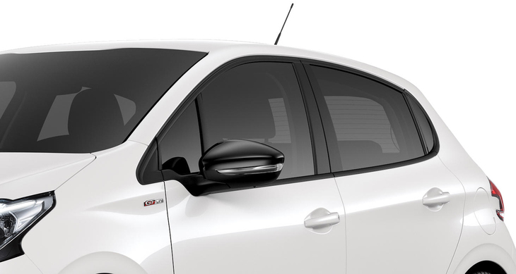 フロントグリルのほかサイドウィンドウモールやBピラー、Cピラーがブラックになる「208 GTライン ブラックパック」。