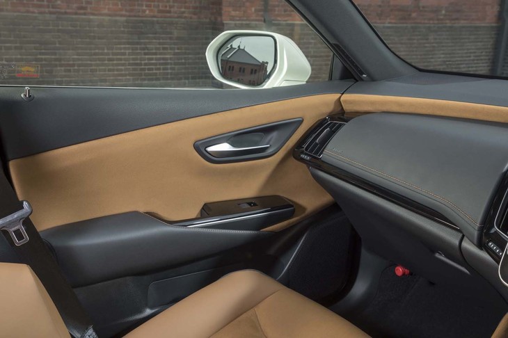 ドアの内張りにも、滑らかなスエード調の「グランリュクス」があしらわれる。「こがね」と名付けられた鮮やかなキャメルカラーのほか、シックな「ブラック」も選べる。