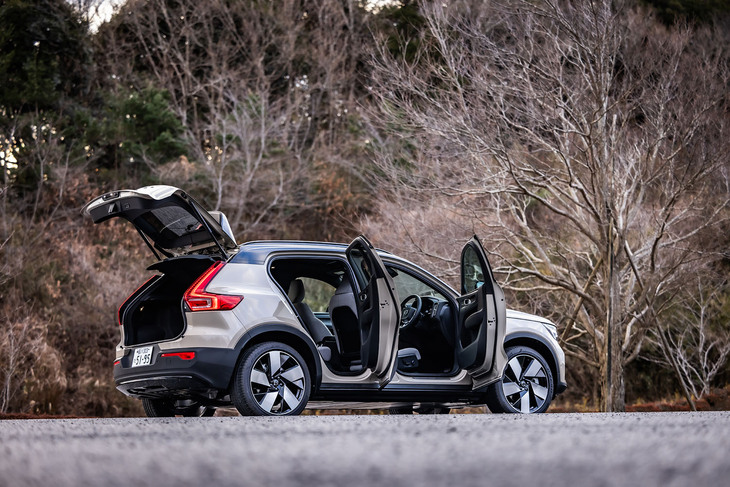 「EX40」のボディーサイズは全長×全幅×全高＝4440×1875×1650mmで、ホイールベースは2700mm。同じBEVの「EX30」よりも205mm長く、40mm幅が広く、100mm高い、ひとまわり大きな設定となっている。