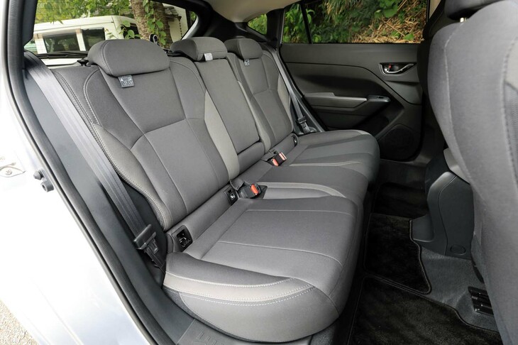 表皮の設定を除くと、リアシートの仕様は上位グレードと基本的に同じ。6：4の分割可倒式で、センターアームレストには2個のカップホルダーが備わる。ただし他のグレードとは異なり、後席用のUSBポートは装備されていない。