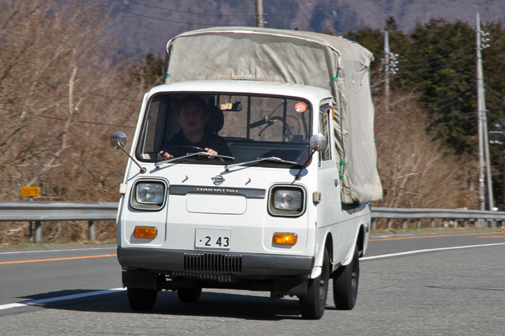 黒フチを持つ角形ヘッドライトが大橋巨泉のメガネ姿のように見えることから、マニアの間では“巨泉ハイゼット”と呼ばれる「ダイハツ・ハイゼット」。