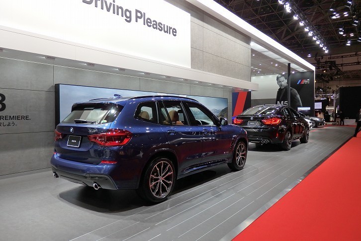 「BMW X3」（手前）と「BMW X6 M」（奥）。