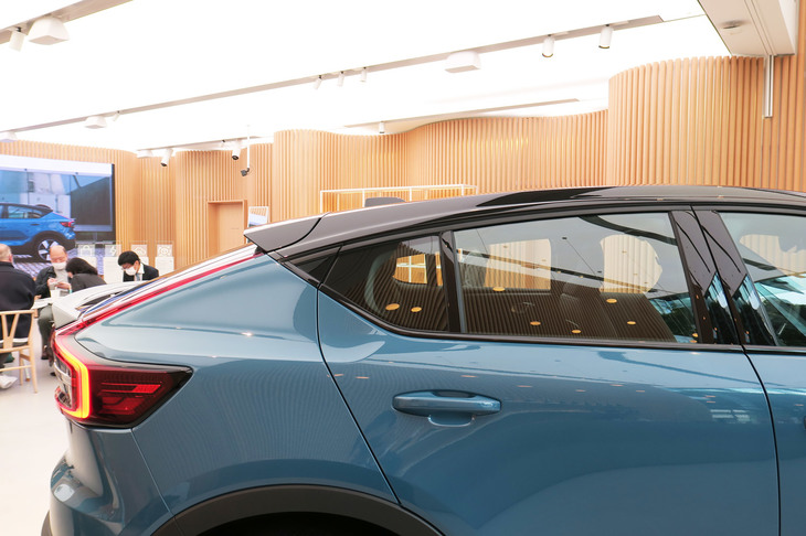 ボルボC40リチャージ（ルーフライン）