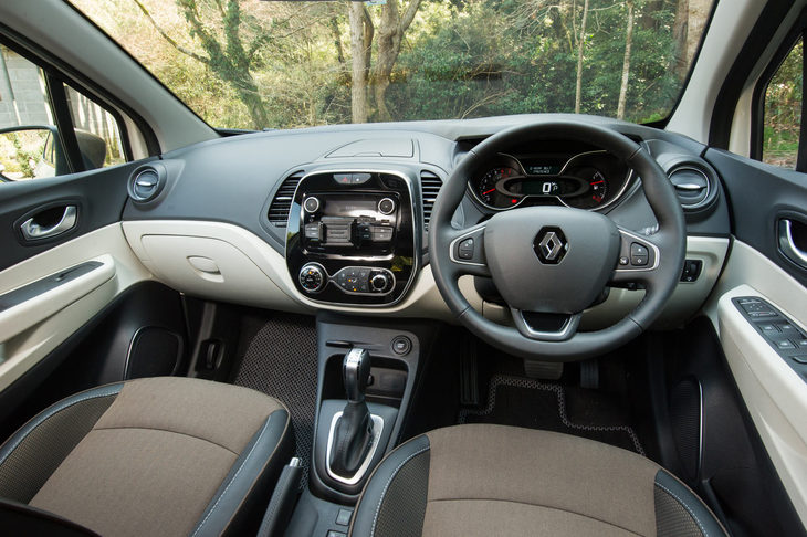 日本に導入される仕様は、上級グレードの「インテンス」およびレザーシートを備えた「インテンスレザー」のみ。今回はインテンスに試乗した。