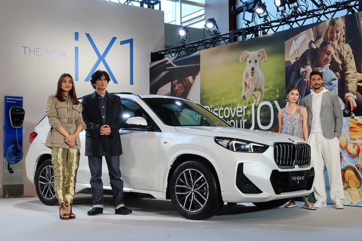 「BMW iX1 xDrive30 Mスポーツ」を囲む、発表会のゲスト4人。BMWが“キー・オピニオンリーダー”として招いた面々で、「BMW X1／iX1」に関するトークショーを展開した。写真左から順に、モデルの滝沢眞規子さん、俳優の井浦 新さん、そしてモデルの島袋聖南さん、石倉ノアさん夫妻。