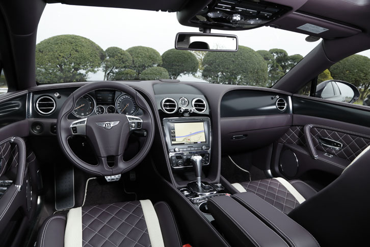 インテリアには、ボディーカラーに合わせた「ダムソン」のレザーがぜいたくに使用されている。ウッドパネルはピアノブラック仕上げ。