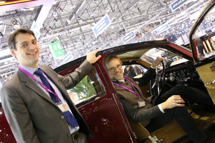 1927年まで起源をさかのぼるジュネーブのコンクールデレガンスを2016年に復活させたマティアス・ドゥトルロー氏（写真右）。「『ランボルギーニ・ミウラ』をはじめ、ジュネーブでは多くの名車が誕生しました」とその歴史的意義を強調した。