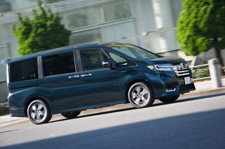 「オデッセイ」譲りのハイブリッドシステム「スポーツハイブリッドi-MMD」を搭載する。エンジンは基本的に発電に徹し、モーターが駆動を担当。エンジンがタイヤを駆動するのは、高速道路での一定速走行時に限られる。