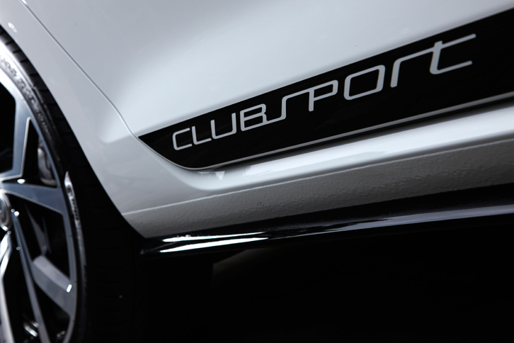 ボディーサイド、ドアパネルの下部に施されたブラックのデカール。「CLUBSPORT」のロゴが入っている。