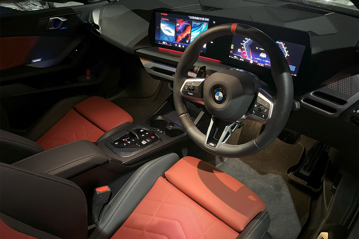 メーターパネルとコントロールディスプレイを一体化した横長の「カーブドディスプレイ」は、BMW車ではおなじみのアイテム。コックピットデザインは、先にフルモデルチェンジした「1シリーズ」に準じたものになっている。