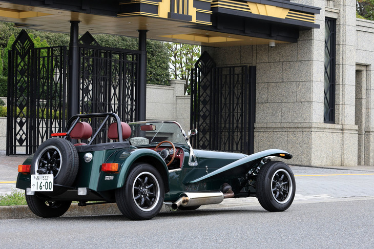 「セブン270S」をベースに、往年のスポーツカーを思わせるデザインを取り入れた「スーパーセブン1600」。こうした意匠のモデルとしては、過去に「セブン スプリント」「スーパーセブン スプリント」なども設定されていた。