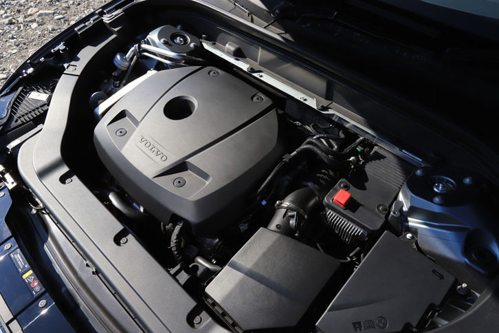 「XC60」のエンジンラインナップは、まずガソリン仕様が、ターボエンジン「T5」（写真）に、ターボとスーパーチャージャーを併せ持つ「T6」。さらに、T6のユニットにモーターを組み合わせたプラグインハイブリッド「T8」の3種類。2018年3月には、ディーゼルエンジン「D4」も国内でデリバリーされます。トランスミッションはすべて8段ATで、駆動方式は全車4WDです。