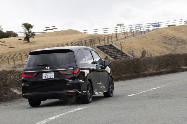 「ホンダセンシング」には急アクセル抑制機能が追加されたほか、衝突被害軽減ブレーキの機能を強化。右折時の対向車や横断する自転車、夜間の歩行者なども検知できるようになった。