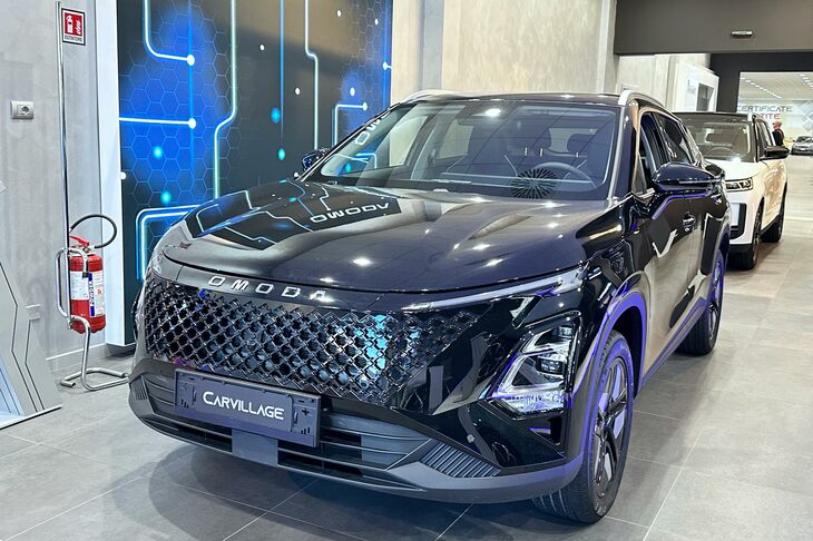 同じく奇瑞系のプレミアムブランドであるオモダ。「5」のパワートレインは1.5リッターガソリンターボとフルハイブリッドの2本立てで、駆動方式はいずれもFWDである。